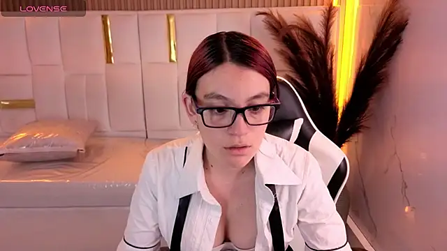 stefania tp online show from March 4, 2026, 8:27 pm