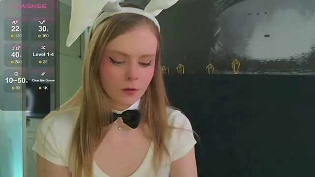 Sophie Peach  online show from April 10, 2026, 1:51 pm