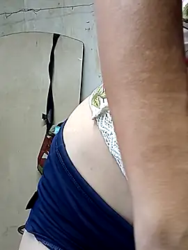 yuliitza4 online show from April 12, 2026, 2:20 pm