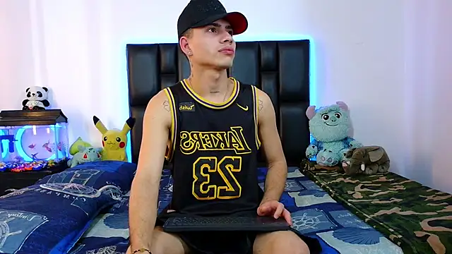 Snapshot of Dereek_Hot chatting on February 26, 2026, 9:37 pm Dereek Hot online show from February 26, 2026, 9:37 pm