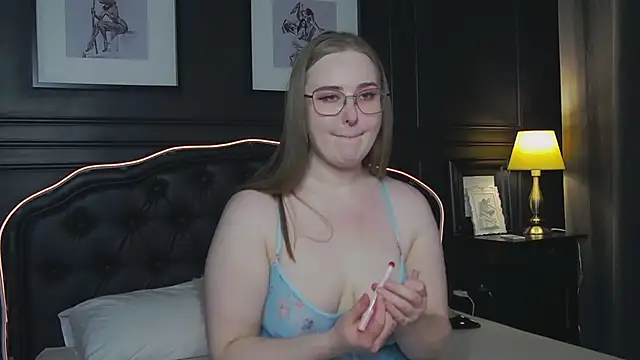 Snapshot of AprilHudson chatting on May 3, 2026, 5:01 am AprilHudson online show from May 3, 2026, 5:01 am