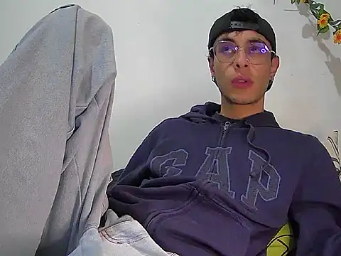 Snapshot of militoveruss2 chatting on March 6, 2026, 1:06 pm militoveruss2 online show from March 6, 2026, 1:06 pm