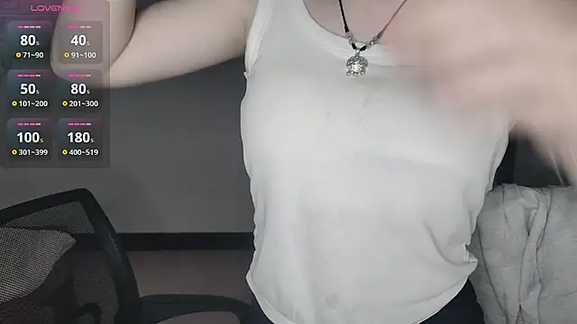 Snapshot of F-Yihao chatting on April 14, 2026, 11:32 pm F-Yihao online show from April 14, 2026, 11:32 pm