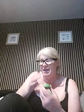 Snapshot of FlirtyFleur-x chatting on June 5, 2026, 9:20 pm FlirtyFleur-x online show from June 5, 2026, 9:20 pm