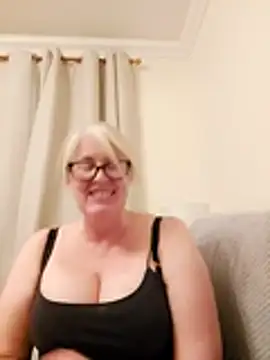 FlirtyFleur-x online show from April 15, 2026, 8:09 pm