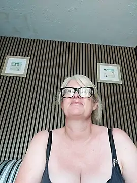 Snapshot of FlirtyFleur-x chatting on May 30, 2026, 1:06 pm FlirtyFleur-x online show from May 30, 2026, 1:06 pm