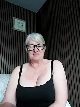 Snapshot of FlirtyFleur-x chatting on May 18, 2026, 12:54 pm FlirtyFleur-x online show from May 18, 2026, 12:54 pm