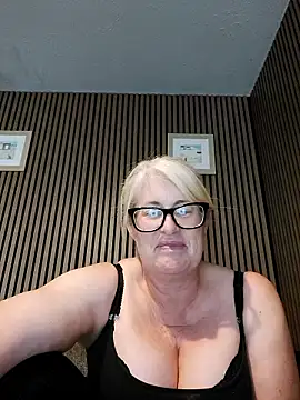 Snapshot of FlirtyFleur-x chatting on June 7, 2026, 12:54 pm FlirtyFleur-x online show from June 7, 2026, 12:54 pm