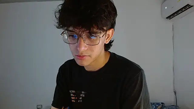 Snapshot of noah_millerx chatting on June 2, 2026, 5:18 am noah millerx online show from June 2, 2026, 5:18 am