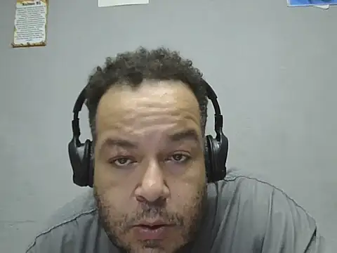 Snapshot of UrsoBissexualPauGrosso chatting on April 4, 2026, 8:37 pm UrsoBissexualPauGrosso online show from April 4, 2026, 8:37 pm