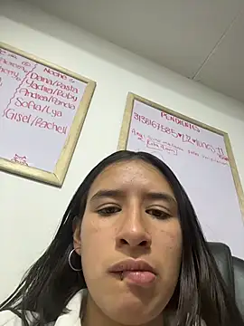 Snapshot of LilyRossi_ chatting on May 13, 2026, 12:12 pm LilyRossi online show from May 13, 2026, 12:12 pm