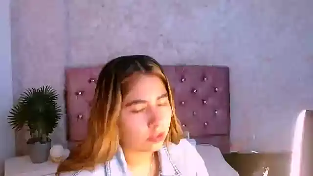 Sofiazaf  online show from April 16, 2026, 12:28 pm