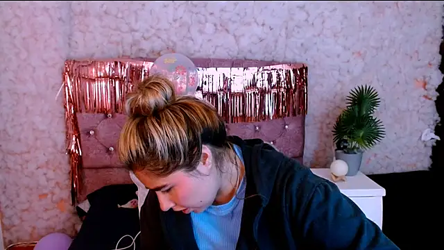 Sofiazaf  online show from April 4, 2026, 12:45 pm