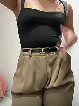 Snapshot of Luarin chatting on February 28, 2026, 11:26 pm Luarin online show from February 28, 2026, 11:26 pm