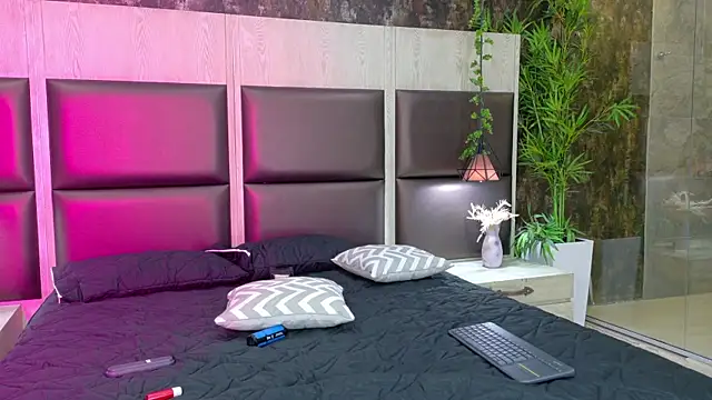 Snapshot of mia_venon chatting on May 17, 2026, 11:43 am mia venon online show from May 17, 2026, 11:43 am