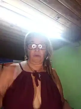 Snapshot of momismilf544 chatting on May 5, 2026, 10:13 pm momismilf544 online show from May 5, 2026, 10:13 pm