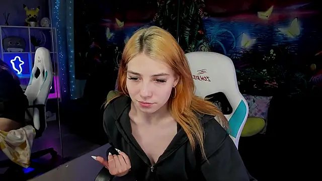 Snapshot of RosaFowler chatting on March 31, 2026, 10:06 am RosaFowler online show from March 31, 2026, 10:06 am