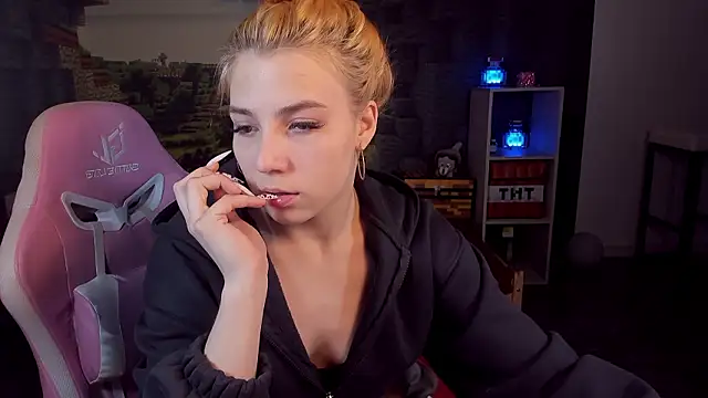 Snapshot of RosaFowler chatting on March 28, 2026, 9:43 am RosaFowler online show from March 28, 2026, 9:43 am