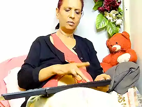 Hot queen58 online show from June 27, 2026, 5:46 am