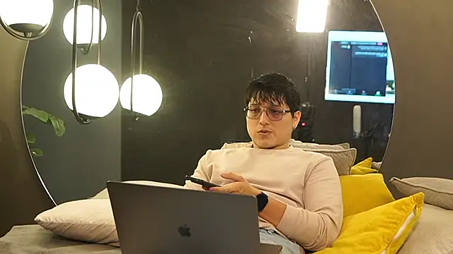 Mia and Belmonth online show from March 24, 2026, 6:41 pm