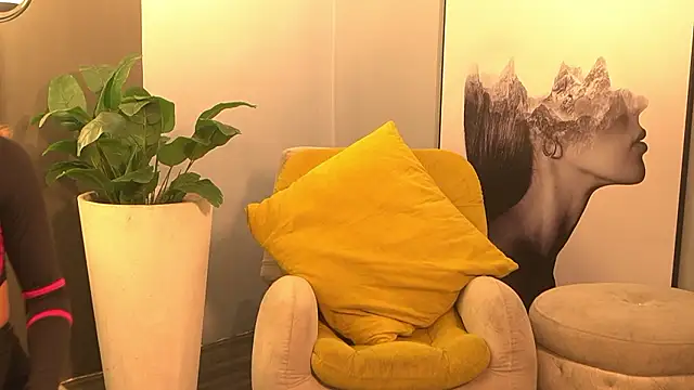 Mia and Belmonth online show from March 20, 2026, 6:42 pm