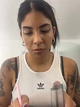 Snapshot of VioletaHills_ chatting on June 30, 2026, 12:05 pm VioletaHills online show from June 30, 2026, 12:05 pm