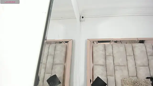 Titan Moreno  online show from April 13, 2026, 12:31 pm