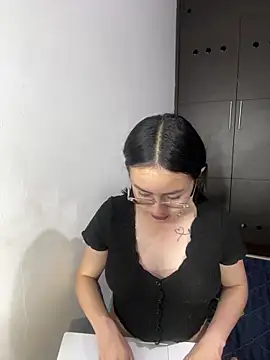 Snapshot of Anni_Rose chatting on April 8, 2026, 9:11 am Anni Rose online show from April 8, 2026, 9:11 am