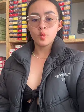 Snapshot of Anni_Rose chatting on April 13, 2026, 3:27 pm Anni Rose online show from April 13, 2026, 3:27 pm