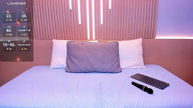 Zoee cute  online show from April 14, 2026, 1:27 pm