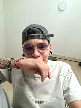 Snapshot of SweetMilo chatting on March 1, 2026, 8:20 pm SweetMilo online show from March 1, 2026, 8:20 pm