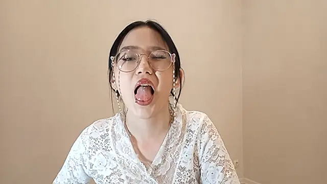 Snapshot of SolvedGlobe chatting on April 13, 2026, 1:15 pm SolvedGlobe online show from April 13, 2026, 1:15 pm