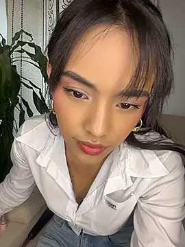 Mia-villalobos online show from August 1, 2026, 3:32 pm