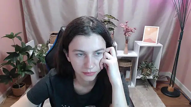 Snapshot of MistyBree chatting on May 7, 2026, 8:17 am MistyBree online show from May 7, 2026, 8:17 am