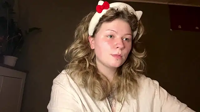 YoungAlina online show from April 16, 2026, 9:39 pm