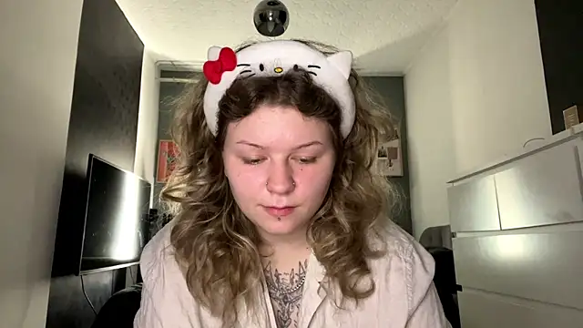 YoungAlina online show from April 18, 2026, 10:39 am