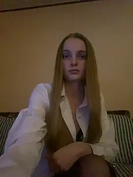 LunaVey online show from March 25, 2026, 6:51 pm