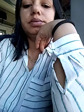 Snapshot of roxana_e43 chatting on May 15, 2026, 3:21 pm roxana e43 online show from May 15, 2026, 3:21 pm
