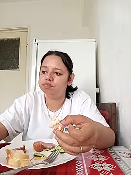 Snapshot of roxana_e43 chatting on May 22, 2026, 10:35 am roxana e43 online show from May 22, 2026, 10:35 am