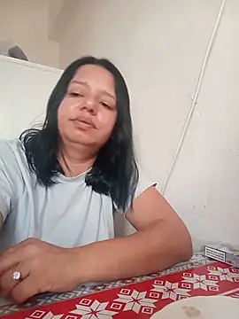 Snapshot of roxana_e43 chatting on May 24, 2026, 5:35 pm roxana e43 online show from May 24, 2026, 5:35 pm