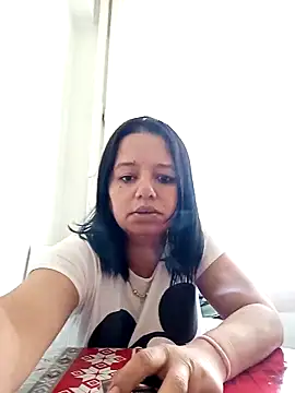 Snapshot of roxana_e43 chatting on April 28, 2026, 9:46 am roxana e43 online show from April 28, 2026, 9:46 am
