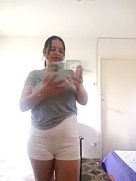 Snapshot of roxana_e43 chatting on April 18, 2026, 5:21 am roxana e43 online show from April 18, 2026, 5:21 am