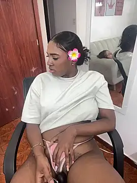 Snapshot of Emi_rousse chatting on April 14, 2026, 4:01 pm Emi rousse online show from April 14, 2026, 4:01 pm