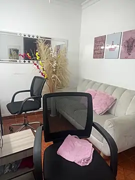 Snapshot of Emi_rousse chatting on March 25, 2026, 12:15 pm Emi rousse online show from March 25, 2026, 12:15 pm