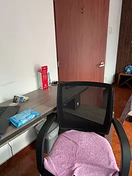 Snapshot of Emi_rousse chatting on March 18, 2026, 12:19 pm Emi rousse online show from March 18, 2026, 12:19 pm