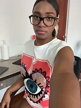 Snapshot of Emi_rousse chatting on March 12, 2026, 12:42 pm Emi rousse online show from March 12, 2026, 12:42 pm