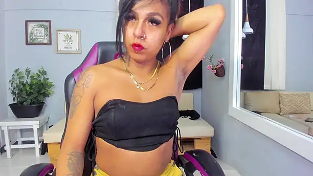 Nahomy Collins  online show from May 6, 2026, 8:46 pm