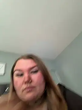 Snapshot of BeeMay22 chatting on May 8, 2026, 12:09 pm BeeMay22 online show from May 8, 2026, 12:09 pm