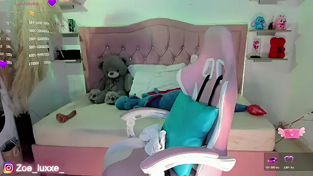 Snapshot of Zoe_Luxxe_ chatting on July 14, 2026, 9:10 pm Zoe Luxxe online show from July 14, 2026, 9:10 pm
