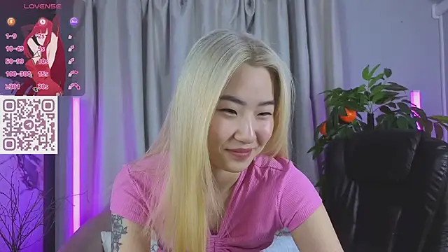 YunnaLuv online show from March 4, 2026, 1:02 am